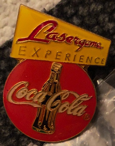 48123-3 € 2.00 coca cola pin Laser game experience.jpeg
